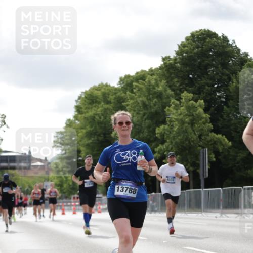 29.06.2025 - hella hamburg halbmarathon Jannik Wohlers http://msf.ph/oto/8150305 29.06.2025 10:13:41 Lombardsbrücke 1194, 1890, 4032, 4962, 6287, 6710, 8001, 8057, 9845, 9886, 10442, 10443, 11987, 12938, 13285, 13788, 15482, 15840, 17439, 17985, 18041, 18236, 18239 meine-sportfotos.de