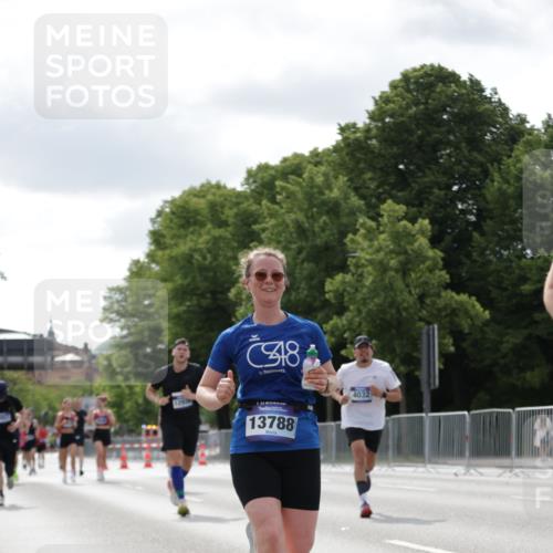 29.06.2025 - hella hamburg halbmarathon Jannik Wohlers http://msf.ph/oto/8150308 29.06.2025 10:13:41 Lombardsbrücke 1194, 1890, 4032, 4962, 6287, 6710, 8001, 8057, 9845, 9886, 10442, 10443, 11987, 12938, 13285, 13788, 15482, 15840, 17439, 17985, 18041, 18236, 18239 meine-sportfotos.de