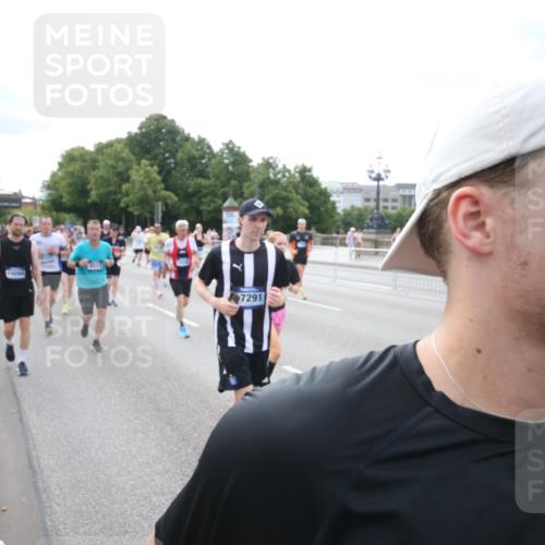 29.06.2025 - hella hamburg halbmarathon Jannik Wohlers http://msf.ph/oto/8150310 29.06.2025 10:22:03 Lombardsbrücke 1187, 1598, 2022, 2351, 2479, 2886, 3108, 3430, 3457, 3511, 3910, 3946, 4113, 4114, 4131, 4556, 4559, 4829, 4969, 4970, 5079, 5798, 5838, 6030, 6048, 6049, 6303, 6307, 6347, 6820, 6826, 6899, 7097, 7794, 8511, 8855, 8931, 9204, 9516, 9598, 10065, 10241, 10432, 10573, 10663, 10917, 10961, 11046, 12933, 13248, 13369, 13460, 13472, 13820, 13963, 14079, 14240, 14314, 14333, 14334, 14442, 14901, 14903, 14906, 14980, 15114 meine-sportfotos.de
