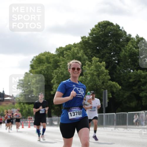29.06.2025 - hella hamburg halbmarathon Jannik Wohlers http://msf.ph/oto/8150325 29.06.2025 10:13:41 Lombardsbrücke 1194, 1890, 4032, 4962, 6287, 6710, 8001, 8057, 9845, 9886, 10442, 10443, 11987, 12938, 13285, 13788, 15482, 15840, 17439, 17985, 18041, 18236, 18239 meine-sportfotos.de