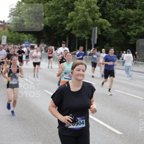 29.06.2025 - hella hamburg halbmarathon Jannik Wohlers http://msf.ph/oto/8150332 29.06.2025 10:50:40 Lombardsbrücke 1129, 1203, 1208, 1404, 1478, 2358, 2859, 3934, 4156, 4713, 4848, 4920, 5286, 5289, 5530, 7012, 7141, 7770, 7771, 7825, 8410, 8779, 9166, 9167, 10029, 10552, 10614, 10636, 11052, 11252, 11577, 11971, 12301, 12800, 13468, 13522, 13981, 14010, 14127, 14152, 14640, 14767, 14773, 15250, 15464, 16427, 16727, 16729, 16904, 17079, 17295, 17735, 19098 meine-sportfotos.de