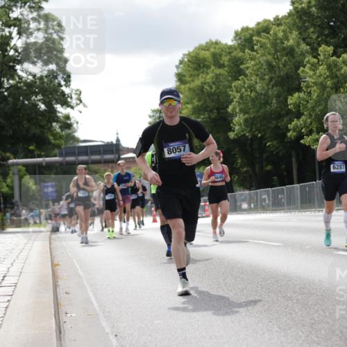 29.06.2025 - hella hamburg halbmarathon Jannik Wohlers http://msf.ph/oto/8150357 29.06.2025 10:13:45 Lombardsbrücke 1194, 1890, 3939, 4032, 4962, 6287, 7442, 7991, 8001, 8057, 8409, 9845, 9886, 11987, 12938, 13285, 13788, 15482, 15840, 17439, 18041, 18236, 18239 meine-sportfotos.de