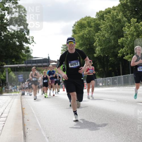 29.06.2025 - hella hamburg halbmarathon Jannik Wohlers http://msf.ph/oto/8150363 29.06.2025 10:13:45 Lombardsbrücke 1194, 1890, 3939, 4032, 4962, 6287, 7442, 7991, 8001, 8057, 8409, 9845, 9886, 11987, 12938, 13285, 13788, 15482, 15840, 17439, 18041, 18236, 18239 meine-sportfotos.de