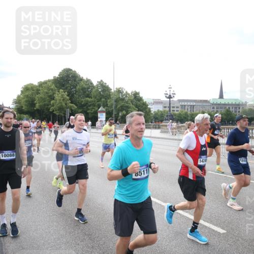 29.06.2025 - hella hamburg halbmarathon Jannik Wohlers http://msf.ph/oto/8150365 29.06.2025 10:22:05 Lombardsbrücke 1187, 1598, 2022, 2351, 2479, 2886, 3108, 3430, 3457, 3511, 3910, 3946, 4113, 4114, 4131, 4556, 4559, 4829, 4969, 4970, 5079, 5798, 5838, 6030, 6048, 6049, 6303, 6307, 6347, 6820, 6826, 6899, 7097, 7276, 7794, 8355, 8511, 8855, 8931, 9204, 9392, 9598, 10065, 10086, 10241, 10432, 10573, 10663, 10902, 10917, 10961, 11046, 12592, 12933, 13248, 13369, 13460, 13472, 13820, 13963, 14079, 14240, 14314, 14333, 14334, 14901, 14903, 14906, 14980, 15114 meine-sportfotos.de