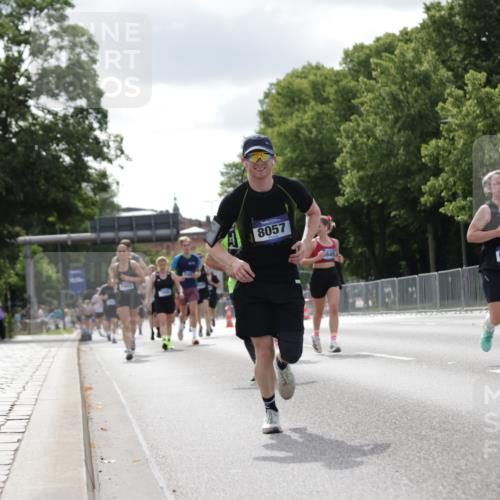 29.06.2025 - hella hamburg halbmarathon Jannik Wohlers http://msf.ph/oto/8150368 29.06.2025 10:13:45 Lombardsbrücke 1194, 1890, 3939, 4032, 4962, 6287, 7442, 7991, 8001, 8057, 8409, 9845, 9886, 11987, 12938, 13285, 13788, 15482, 15840, 17439, 18041, 18236, 18239 meine-sportfotos.de