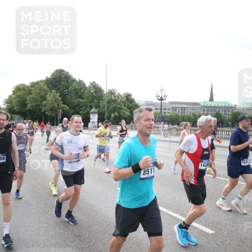 29.06.2025 - hella hamburg halbmarathon Jannik Wohlers http://msf.ph/oto/8150371 29.06.2025 10:22:05 Lombardsbrücke 1187, 1598, 2022, 2351, 2479, 2886, 3108, 3430, 3457, 3511, 3910, 3946, 4113, 4114, 4131, 4556, 4559, 4829, 4969, 4970, 5079, 5798, 5838, 6030, 6048, 6049, 6303, 6307, 6347, 6820, 6826, 6899, 7097, 7276, 7794, 8355, 8511, 8855, 8931, 9204, 9392, 9598, 10065, 10086, 10241, 10432, 10573, 10663, 10902, 10917, 10961, 11046, 12592, 12933, 13248, 13369, 13460, 13472, 13820, 13963, 14079, 14240, 14314, 14333, 14334, 14901, 14903, 14906, 14980, 15114 meine-sportfotos.de