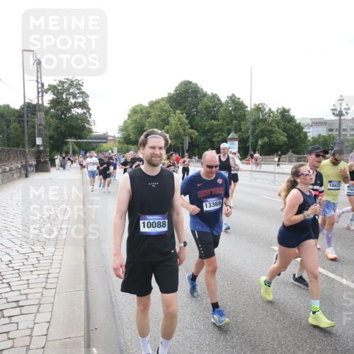 29.06.2025 - hella hamburg halbmarathon Jannik Wohlers http://msf.ph/oto/8150388 29.06.2025 10:22:06 Lombardsbrücke 1187, 1598, 2022, 2294, 2351, 2479, 2886, 3108, 3430, 3457, 3511, 3910, 3946, 4113, 4114, 4131, 4556, 4559, 4829, 4969, 5079, 5343, 5798, 5838, 6030, 6048, 6049, 6303, 6307, 6347, 6820, 6826, 6899, 7097, 7188, 7190, 7276, 7794, 8355, 8511, 8855, 8931, 9204, 9392, 9598, 10065, 10086, 10241, 10432, 10573, 10663, 10902, 10917, 10961, 11046, 11665, 12592, 12933, 13248, 13369, 13460, 13472, 13820, 13963, 14079, 14240, 14314, 14333, 14334, 14901, 14903, 14906, 14980, 15114 meine-sportfotos.de