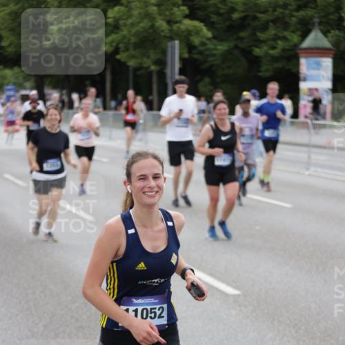 29.06.2025 - hella hamburg halbmarathon Jannik Wohlers http://msf.ph/oto/8150412 29.06.2025 10:50:42 Lombardsbrücke 1129, 1203, 1208, 1404, 1478, 2202, 2358, 2859, 3934, 4156, 4652, 4713, 4848, 4920, 5286, 5289, 5530, 7012, 7141, 7770, 7771, 7825, 8410, 8779, 9166, 9167, 10552, 10614, 10636, 11052, 11252, 11608, 11609, 11971, 12301, 12800, 13468, 13522, 14010, 14127, 14152, 14640, 15250, 15464, 16427, 16727, 16729, 16928, 17079, 17295, 19098 meine-sportfotos.de