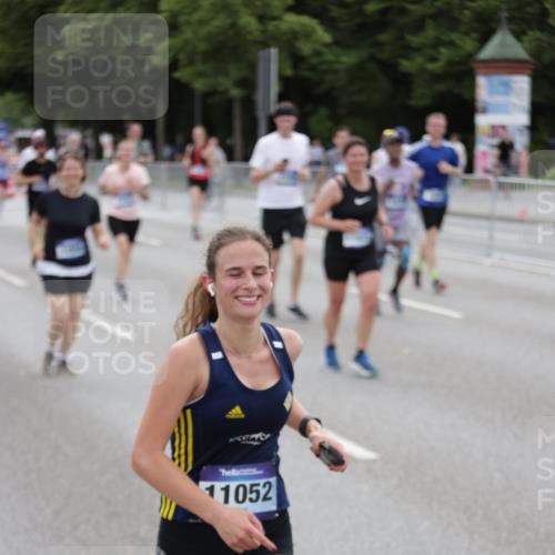 29.06.2025 - hella hamburg halbmarathon Jannik Wohlers http://msf.ph/oto/8150417 29.06.2025 10:50:42 Lombardsbrücke 1129, 1203, 1208, 1404, 1478, 2202, 2358, 2859, 3934, 4156, 4652, 4713, 4848, 4920, 5286, 5289, 5530, 7012, 7141, 7770, 7771, 7825, 8410, 8779, 9166, 9167, 10552, 10614, 10636, 11052, 11252, 11608, 11609, 11971, 12301, 12800, 13468, 13522, 14010, 14127, 14152, 14640, 15250, 15464, 16427, 16727, 16729, 16928, 17079, 17295, 19098 meine-sportfotos.de