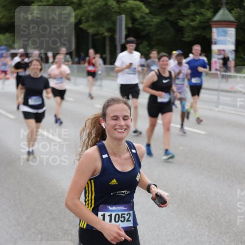 29.06.2025 - hella hamburg halbmarathon Jannik Wohlers http://msf.ph/oto/8150422 29.06.2025 10:50:42 Lombardsbrücke 1129, 1203, 1208, 1404, 1478, 2202, 2358, 2859, 3934, 4156, 4652, 4713, 4848, 4920, 5286, 5289, 5530, 7012, 7141, 7770, 7771, 7825, 8410, 8779, 9166, 9167, 10552, 10614, 10636, 11052, 11252, 11608, 11609, 11971, 12301, 12800, 13468, 13522, 14010, 14127, 14152, 14640, 15250, 15464, 16427, 16727, 16729, 16928, 17079, 17295, 19098 meine-sportfotos.de