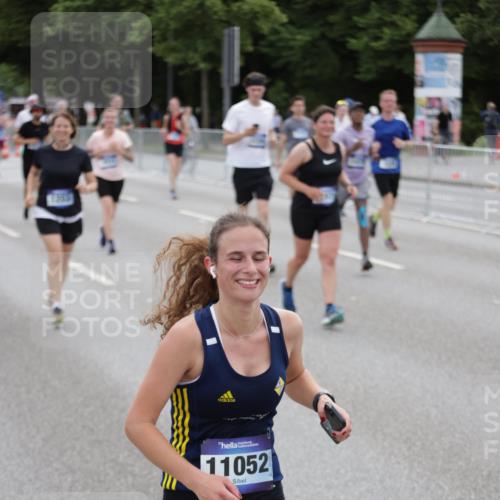 29.06.2025 - hella hamburg halbmarathon Jannik Wohlers http://msf.ph/oto/8150429 29.06.2025 10:50:42 Lombardsbrücke 1129, 1203, 1208, 1404, 1478, 2202, 2358, 2859, 3934, 4156, 4652, 4713, 4848, 4920, 5286, 5289, 5530, 7012, 7141, 7770, 7771, 7825, 8410, 8779, 9166, 9167, 10552, 10614, 10636, 11052, 11252, 11608, 11609, 11971, 12301, 12800, 13468, 13522, 14010, 14127, 14152, 14640, 15250, 15464, 16427, 16727, 16729, 16928, 17079, 17295, 19098 meine-sportfotos.de