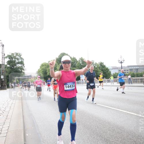 29.06.2025 - hella hamburg halbmarathon Jannik Wohlers http://msf.ph/oto/8150471 29.06.2025 10:23:50 Lombardsbrücke 1005, 1009, 1389, 2132, 2477, 3013, 3185, 3285, 3579, 4162, 4684, 4719, 4993, 5039, 5954, 6478, 6524, 6526, 7426, 7528, 7920, 8167, 8187, 8297, 9063, 11306, 11347, 12210, 13711, 14433, 14439, 14824, 15352, 15456, 16345, 16861, 17147, 17262, 17414, 17559, 17560, 18077, 18109, 18132, 18210 meine-sportfotos.de