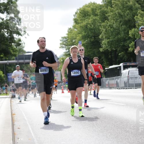 29.06.2025 - hella hamburg halbmarathon Jannik Wohlers http://msf.ph/oto/8150526 29.06.2025 10:13:56 Lombardsbrücke 1406, 2494, 3756, 3939, 4032, 6028, 6083, 6089, 6366, 7209, 7442, 7802, 7840, 7991, 8001, 8057, 8409, 8892, 9845, 10224, 12467, 12938, 13237, 13285, 14488, 16126 meine-sportfotos.de