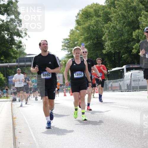 29.06.2025 - hella hamburg halbmarathon Jannik Wohlers http://msf.ph/oto/8150529 29.06.2025 10:13:56 Lombardsbrücke 1406, 2494, 3756, 3939, 4032, 6028, 6083, 6089, 6366, 7209, 7442, 7802, 7840, 7991, 8001, 8057, 8409, 8892, 9845, 10224, 12467, 12938, 13237, 13285, 14488, 16126 meine-sportfotos.de