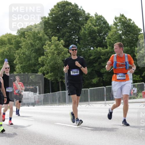 29.06.2025 - hella hamburg halbmarathon Jannik Wohlers http://msf.ph/oto/8150538 29.06.2025 10:13:56 Lombardsbrücke 1406, 2494, 3756, 3939, 4032, 6028, 6083, 6089, 6366, 7209, 7442, 7802, 7840, 7991, 8001, 8057, 8409, 8892, 9845, 10224, 12467, 12938, 13237, 13285, 14488, 16126 meine-sportfotos.de