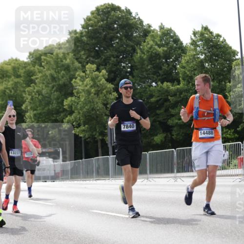 29.06.2025 - hella hamburg halbmarathon Jannik Wohlers http://msf.ph/oto/8150541 29.06.2025 10:13:56 Lombardsbrücke 1406, 2494, 3756, 3939, 4032, 6028, 6083, 6089, 6366, 7209, 7442, 7802, 7840, 7991, 8001, 8057, 8409, 8892, 9845, 10224, 12467, 12938, 13237, 13285, 14488, 16126 meine-sportfotos.de