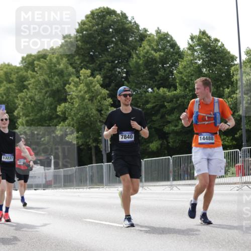 29.06.2025 - hella hamburg halbmarathon Jannik Wohlers http://msf.ph/oto/8150546 29.06.2025 10:13:56 Lombardsbrücke 1406, 2494, 3756, 3939, 4032, 6028, 6083, 6089, 6366, 7209, 7442, 7802, 7840, 7991, 8001, 8057, 8409, 8892, 9845, 10224, 12467, 12938, 13237, 13285, 14488, 16126 meine-sportfotos.de