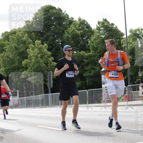 29.06.2025 - hella hamburg halbmarathon Jannik Wohlers http://msf.ph/oto/8150561 29.06.2025 10:13:57 Lombardsbrücke 1406, 2494, 3756, 3939, 4032, 5670, 6028, 6083, 6089, 6366, 7209, 7442, 7802, 7840, 7991, 8001, 8409, 8892, 9845, 10224, 12467, 12938, 13237, 13285, 14488, 16126 meine-sportfotos.de