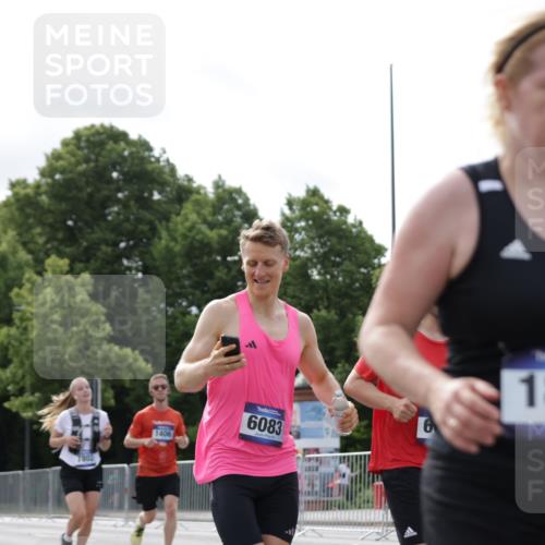 29.06.2025 - hella hamburg halbmarathon Jannik Wohlers http://msf.ph/oto/8150576 29.06.2025 10:14:01 Lombardsbrücke 1406, 2494, 3020, 3756, 3939, 5670, 6028, 6083, 6089, 6366, 7209, 7442, 7802, 7840, 7991, 8001, 8409, 8892, 9845, 10224, 12467, 13237, 13285, 14488, 16126 meine-sportfotos.de