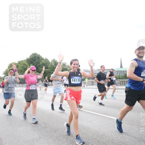 29.06.2025 - hella hamburg halbmarathon Jannik Wohlers http://msf.ph/oto/8150616 29.06.2025 10:23:52 Lombardsbrücke 1005, 1009, 1064, 1389, 2132, 2477, 3185, 3285, 3579, 4162, 4464, 4684, 4719, 4993, 5039, 5954, 6478, 6524, 6526, 7528, 7920, 7975, 8167, 8187, 8297, 9063, 11306, 11347, 12210, 13573, 13711, 14433, 14439, 14824, 15352, 15456, 16345, 16861, 17147, 17262, 17414, 17559, 17560, 18077, 18109, 18132, 18210 meine-sportfotos.de