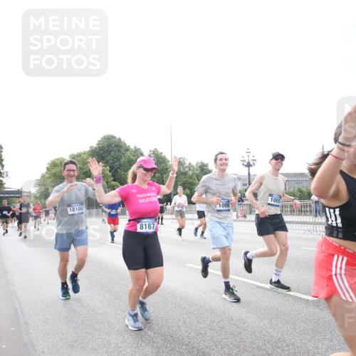 29.06.2025 - hella hamburg halbmarathon Jannik Wohlers http://msf.ph/oto/8150628 29.06.2025 10:23:52 Lombardsbrücke 1005, 1009, 1064, 1389, 2132, 2477, 3185, 3285, 3579, 4162, 4464, 4684, 4719, 4993, 5039, 5954, 6478, 6524, 6526, 7528, 7920, 7975, 8167, 8187, 8297, 9063, 11306, 11347, 12210, 13573, 13711, 14433, 14439, 14824, 15352, 15456, 16345, 16861, 17147, 17262, 17414, 17559, 17560, 18077, 18109, 18132, 18210 meine-sportfotos.de
