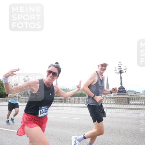 29.06.2025 - hella hamburg halbmarathon Jannik Wohlers http://msf.ph/oto/8150755 29.06.2025 10:24:59 Lombardsbrücke 1093, 1627, 2278, 3961, 3963, 5564, 5814, 6869, 8962, 9927, 10845, 10846, 11157, 11662, 13510, 13842, 14086, 15016, 15119, 15283, 16421, 16422 meine-sportfotos.de
