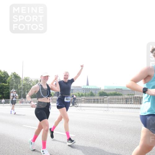 29.06.2025 - hella hamburg halbmarathon Jannik Wohlers http://msf.ph/oto/8150804 29.06.2025 10:27:54 Lombardsbrücke 3445, 5369, 5604, 7667, 8215, 8327, 9653, 9654, 13045, 13296, 13400, 14017, 14155, 15123, 18256, 18604, 19180 meine-sportfotos.de