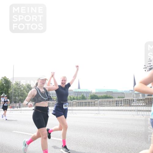 29.06.2025 - hella hamburg halbmarathon Jannik Wohlers http://msf.ph/oto/8150809 29.06.2025 10:27:54 Lombardsbrücke 3445, 5369, 5604, 7667, 8215, 8327, 9653, 9654, 13045, 13296, 13400, 14017, 14155, 15123, 18256, 18604, 19180 meine-sportfotos.de