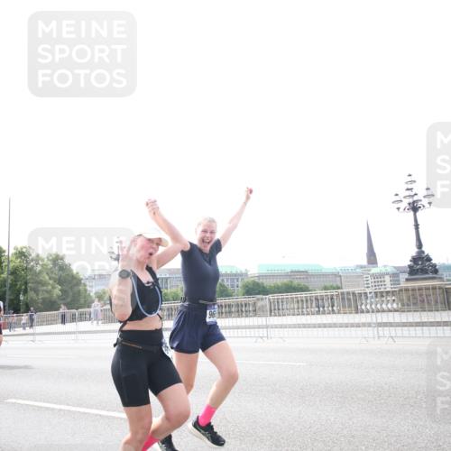 29.06.2025 - hella hamburg halbmarathon Jannik Wohlers http://msf.ph/oto/8150819 29.06.2025 10:27:54 Lombardsbrücke 3445, 5369, 5604, 7667, 8215, 8327, 9653, 9654, 13045, 13296, 13400, 14017, 14155, 15123, 18256, 18604, 19180 meine-sportfotos.de