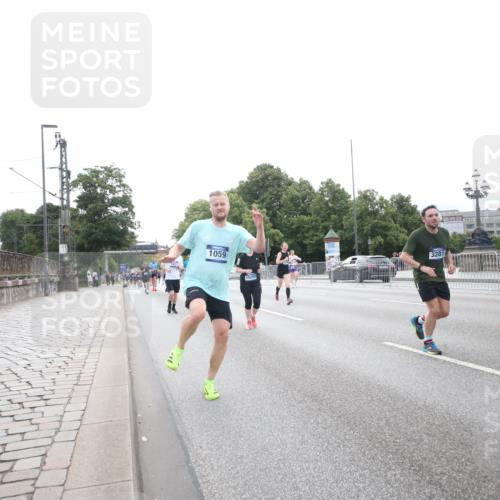 29.06.2025 - hella hamburg halbmarathon Jannik Wohlers http://msf.ph/oto/8150859 29.06.2025 10:30:24 Lombardsbrücke 1059, 1472, 2268, 2505, 2569, 3131, 3281, 4198, 6556, 7071, 7120, 9830, 11981, 11984, 14095, 14216, 14803, 15299, 16791, 18362, 18795, 18860 meine-sportfotos.de