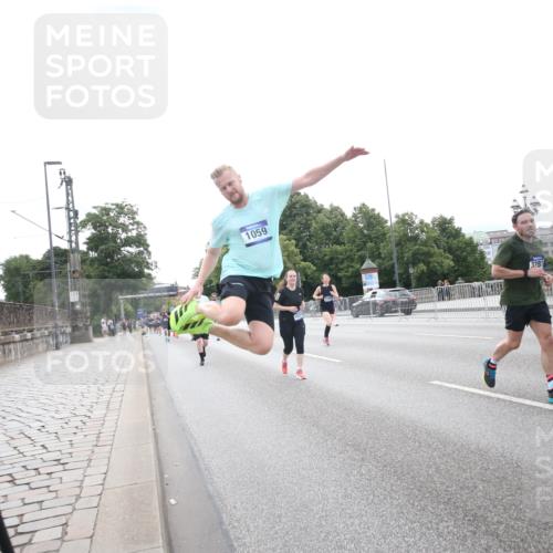 29.06.2025 - hella hamburg halbmarathon Jannik Wohlers http://msf.ph/oto/8150876 29.06.2025 10:30:24 Lombardsbrücke 1059, 1472, 2268, 2505, 2569, 3131, 3281, 4198, 6556, 7071, 7120, 9830, 11981, 11984, 14095, 14216, 14803, 15299, 16791, 18362, 18795, 18860 meine-sportfotos.de