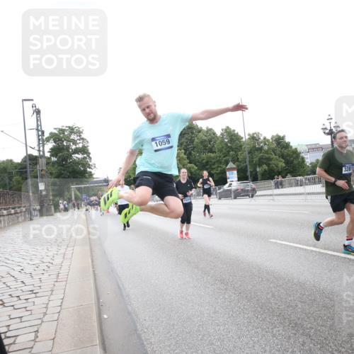29.06.2025 - hella hamburg halbmarathon Jannik Wohlers http://msf.ph/oto/8150884 29.06.2025 10:30:24 Lombardsbrücke 1059, 1472, 2268, 2505, 2569, 3131, 3281, 4198, 6556, 7071, 7120, 9830, 11981, 11984, 14095, 14216, 14803, 15299, 16791, 18362, 18795, 18860 meine-sportfotos.de