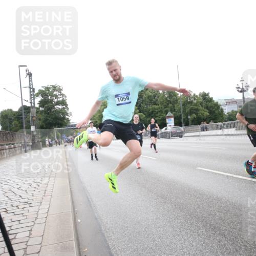 29.06.2025 - hella hamburg halbmarathon Jannik Wohlers http://msf.ph/oto/8150891 29.06.2025 10:30:24 Lombardsbrücke 1059, 1472, 2268, 2505, 2569, 3131, 3281, 4198, 6556, 7071, 7120, 9830, 11981, 11984, 14095, 14216, 14803, 15299, 16791, 18362, 18795, 18860 meine-sportfotos.de