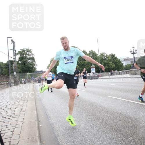 29.06.2025 - hella hamburg halbmarathon Jannik Wohlers http://msf.ph/oto/8150896 29.06.2025 10:30:24 Lombardsbrücke 1059, 1472, 2268, 2505, 2569, 3131, 3281, 4198, 6556, 7071, 7120, 9830, 11981, 11984, 14095, 14216, 14803, 15299, 16791, 18362, 18795, 18860 meine-sportfotos.de