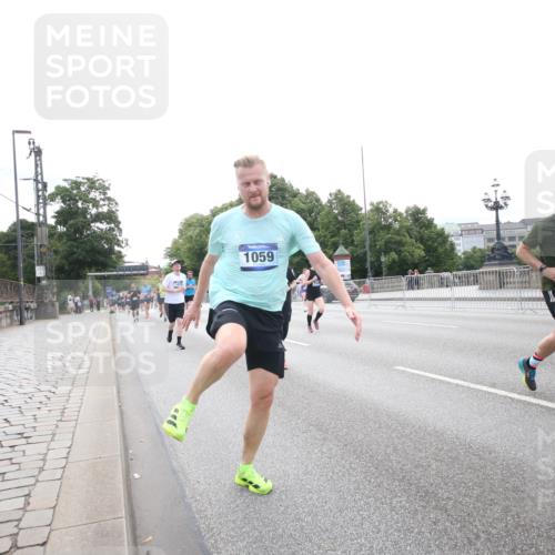 29.06.2025 - hella hamburg halbmarathon Jannik Wohlers http://msf.ph/oto/8150904 29.06.2025 10:30:25 Lombardsbrücke 1059, 1472, 2268, 2505, 2569, 3131, 3281, 4198, 6556, 7071, 7120, 9830, 11981, 11984, 14095, 14216, 14803, 15299, 17742, 18362, 18795, 18860 meine-sportfotos.de