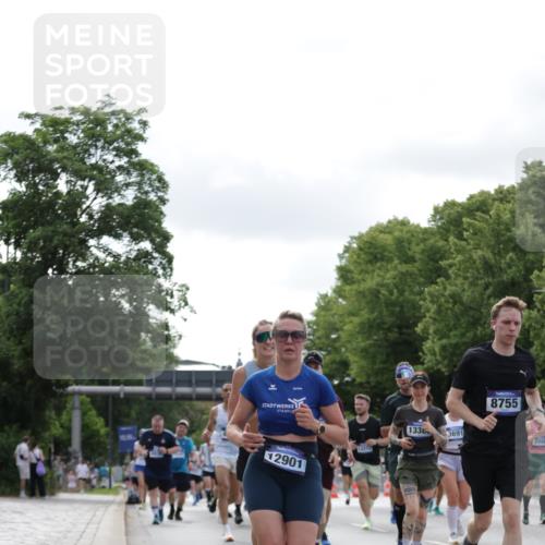 29.06.2025 - hella hamburg halbmarathon Jannik Wohlers http://msf.ph/oto/8150914 29.06.2025 10:14:18 Lombardsbrücke 1071, 1728, 2046, 2601, 2690, 2990, 3020, 3154, 3454, 3691, 3834, 5191, 5670, 5981, 6935, 7195, 8055, 8147, 8755, 9173, 9556, 9663, 9709, 10391, 10610, 11643, 12901, 13212, 13366, 13386, 13673, 13674, 14015, 14497, 15048, 15700, 16036, 16167, 16287, 16288, 16776, 17296, 17453, 17975 meine-sportfotos.de