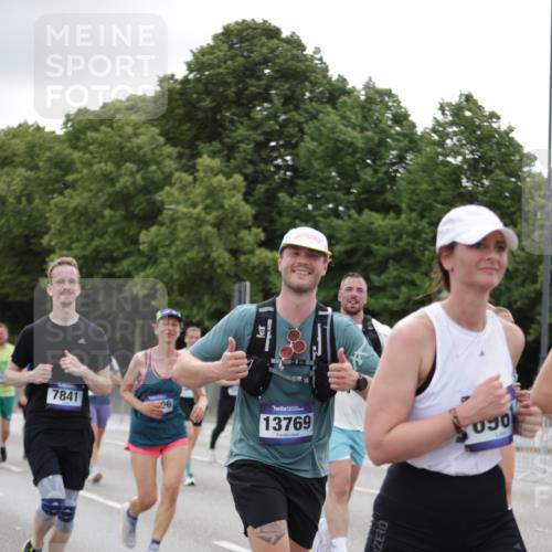 29.06.2025 - hella hamburg halbmarathon Jannik Wohlers http://msf.ph/oto/8150938 29.06.2025 10:51:11 Lombardsbrücke 1617, 1997, 2308, 2484, 2485, 2593, 2736, 2778, 3240, 3991, 4748, 4808, 4878, 5291, 5394, 5716, 5717, 6007, 6091, 6885, 6945, 6947, 6954, 7769, 7841, 7871, 7992, 8125, 8399, 9340, 9462, 9582, 9583, 9763, 10496, 10521, 11034, 11268, 11575, 11875, 11913, 12766, 13079, 13598, 13710, 13769, 15092, 15776, 16595, 16642, 16807, 17641, 19106 meine-sportfotos.de