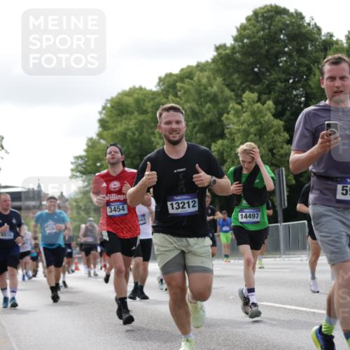 29.06.2025 - hella hamburg halbmarathon Jannik Wohlers http://msf.ph/oto/8150943 29.06.2025 10:14:23 Lombardsbrücke 1071, 1728, 2046, 2601, 2690, 2990, 3025, 3154, 3454, 3691, 3834, 5191, 5608, 5981, 6935, 7195, 7439, 8055, 8147, 8239, 8522, 8755, 9173, 9556, 9663, 9709, 10391, 10610, 10963, 11643, 12901, 13212, 13366, 13386, 13393, 13673, 13674, 14015, 14195, 14452, 14497, 15048, 15700, 16036, 16167, 16287, 16288, 16776, 17296, 17453, 17975, 18015, 18176 meine-sportfotos.de