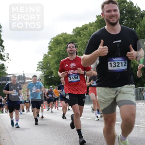 29.06.2025 - hella hamburg halbmarathon Jannik Wohlers http://msf.ph/oto/8150960 29.06.2025 10:14:24 Lombardsbrücke 1071, 1728, 2046, 2601, 2690, 3025, 3154, 3454, 3691, 5191, 5608, 5981, 6935, 7195, 7439, 8055, 8239, 8522, 8755, 8854, 9173, 9556, 9663, 9709, 10391, 10610, 10963, 11643, 12901, 13212, 13366, 13386, 13393, 13673, 13674, 14015, 14195, 14452, 14497, 15048, 15700, 16036, 16167, 16287, 16288, 16776, 17296, 17453, 17975, 18015, 18176 meine-sportfotos.de