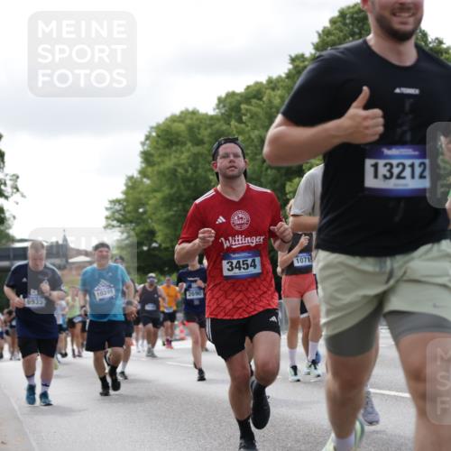 29.06.2025 - hella hamburg halbmarathon Jannik Wohlers http://msf.ph/oto/8150972 29.06.2025 10:14:24 Lombardsbrücke 1071, 1728, 2046, 2601, 2690, 3025, 3154, 3454, 3691, 5191, 5608, 5981, 6935, 7195, 7439, 8055, 8239, 8522, 8755, 8854, 9173, 9556, 9663, 9709, 10391, 10610, 10963, 11643, 12901, 13212, 13366, 13386, 13393, 13673, 13674, 14015, 14195, 14452, 14497, 15048, 15700, 16036, 16167, 16287, 16288, 16776, 17296, 17453, 17975, 18015, 18176 meine-sportfotos.de