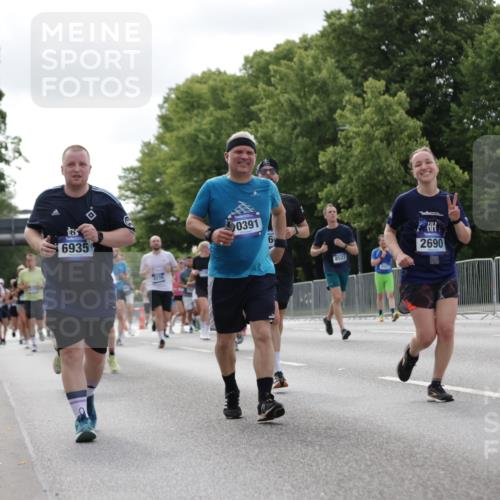 29.06.2025 - hella hamburg halbmarathon Jannik Wohlers http://msf.ph/oto/8150983 29.06.2025 10:14:26 Lombardsbrücke 1071, 1379, 1575, 1728, 2046, 2601, 2690, 3025, 3454, 3691, 4641, 5191, 5608, 5981, 6935, 7195, 7439, 8055, 8239, 8522, 8563, 8755, 8854, 9173, 9556, 9663, 9709, 10391, 10717, 10963, 11611, 11643, 12901, 13212, 13366, 13386, 13393, 13673, 13674, 14015, 14195, 14452, 14497, 14999, 15048, 15700, 16287, 16288, 16776, 17296, 17453, 17708, 17847, 18015, 18176 meine-sportfotos.de