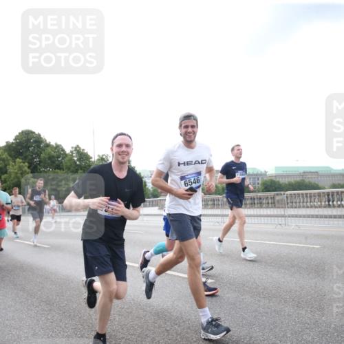 29.06.2025 - hella hamburg halbmarathon Jannik Wohlers http://msf.ph/oto/8150986 29.06.2025 10:31:10 Lombardsbrücke 1235, 1844, 1879, 3396, 3397, 3424, 3571, 3681, 4953, 5165, 5846, 5965, 6078, 6546, 6573, 6640, 7772, 8806, 9104, 9183, 9812, 9882, 9883, 10240, 10421, 10435, 10586, 11178, 11587, 12381, 12758, 13724, 15024, 15222, 15575, 16541, 16978, 17043, 17362, 17404, 17517, 17706, 17989, 18507, 18613, 18672, 18883, 18943, 19068, 19233 meine-sportfotos.de