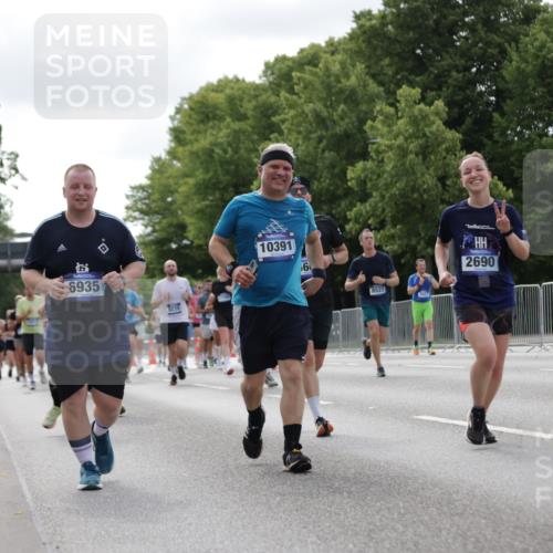29.06.2025 - hella hamburg halbmarathon Jannik Wohlers http://msf.ph/oto/8150993 29.06.2025 10:14:26 Lombardsbrücke 1071, 1379, 1575, 1728, 2046, 2601, 2690, 3025, 3454, 3691, 4641, 5191, 5608, 5981, 6935, 7195, 7439, 8055, 8239, 8522, 8563, 8755, 8854, 9173, 9556, 9663, 9709, 10391, 10717, 10963, 11611, 11643, 12901, 13212, 13366, 13386, 13393, 13673, 13674, 14015, 14195, 14452, 14497, 14999, 15048, 15700, 16287, 16288, 16776, 17296, 17453, 17708, 17847, 18015, 18176 meine-sportfotos.de