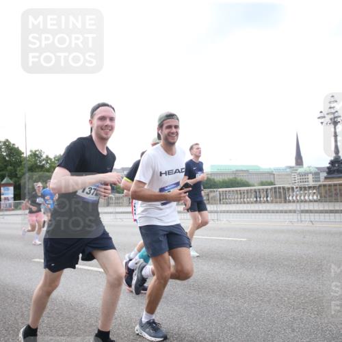 29.06.2025 - hella hamburg halbmarathon Jannik Wohlers http://msf.ph/oto/8151001 29.06.2025 10:31:10 Lombardsbrücke 1235, 1844, 1879, 3396, 3397, 3424, 3571, 3681, 4953, 5165, 5846, 5965, 6078, 6546, 6573, 6640, 7772, 8806, 9104, 9183, 9812, 9882, 9883, 10240, 10421, 10435, 10586, 11178, 11587, 12381, 12758, 13724, 15024, 15222, 15575, 16541, 16978, 17043, 17362, 17404, 17517, 17706, 17989, 18507, 18613, 18672, 18883, 18943, 19068, 19233 meine-sportfotos.de