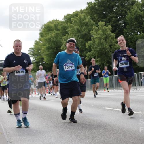29.06.2025 - hella hamburg halbmarathon Jannik Wohlers http://msf.ph/oto/8151003 29.06.2025 10:14:26 Lombardsbrücke 1071, 1379, 1575, 1728, 2046, 2601, 2690, 3025, 3454, 3691, 4641, 5191, 5608, 5981, 6935, 7195, 7439, 8055, 8239, 8522, 8563, 8755, 8854, 9173, 9556, 9663, 9709, 10391, 10717, 10963, 11611, 11643, 12901, 13212, 13366, 13386, 13393, 13673, 13674, 14015, 14195, 14452, 14497, 14999, 15048, 15700, 16287, 16288, 16776, 17296, 17453, 17708, 17847, 18015, 18176 meine-sportfotos.de