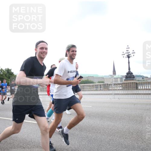 29.06.2025 - hella hamburg halbmarathon Jannik Wohlers http://msf.ph/oto/8151007 29.06.2025 10:31:10 Lombardsbrücke 1235, 1844, 1879, 3396, 3397, 3424, 3571, 3681, 4953, 5165, 5846, 5965, 6078, 6546, 6573, 6640, 7772, 8806, 9104, 9183, 9812, 9882, 9883, 10240, 10421, 10435, 10586, 11178, 11587, 12381, 12758, 13724, 15024, 15222, 15575, 16541, 16978, 17043, 17362, 17404, 17517, 17706, 17989, 18507, 18613, 18672, 18883, 18943, 19068, 19233 meine-sportfotos.de