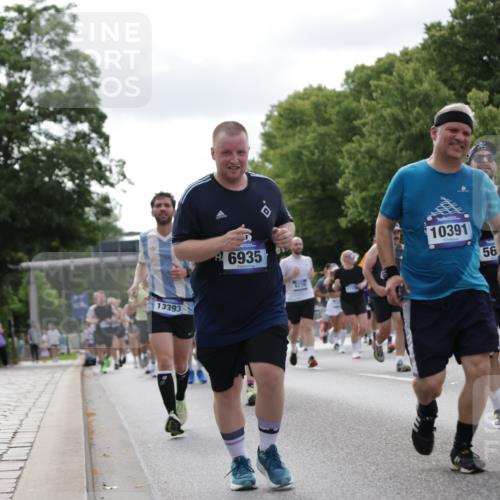 29.06.2025 - hella hamburg halbmarathon Jannik Wohlers http://msf.ph/oto/8151011 29.06.2025 10:14:27 Lombardsbrücke 1071, 1379, 1575, 2046, 2140, 2601, 2690, 3025, 3454, 3507, 3509, 3691, 4641, 5191, 5608, 5800, 5981, 6181, 6248, 6935, 7195, 7439, 8055, 8239, 8522, 8563, 8755, 8854, 9173, 9556, 9663, 9709, 9911, 10391, 10717, 10963, 11611, 11643, 13212, 13366, 13386, 13393, 13673, 13674, 14015, 14195, 14452, 14497, 14999, 15048, 15700, 16208, 16776, 17296, 17453, 17708, 17847, 18015, 18176 meine-sportfotos.de