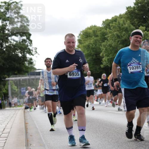 29.06.2025 - hella hamburg halbmarathon Jannik Wohlers http://msf.ph/oto/8151013 29.06.2025 10:14:27 Lombardsbrücke 1071, 1379, 1575, 2046, 2140, 2601, 2690, 3025, 3454, 3507, 3509, 3691, 4641, 5191, 5608, 5800, 5981, 6181, 6248, 6935, 7195, 7439, 8055, 8239, 8522, 8563, 8755, 8854, 9173, 9556, 9663, 9709, 9911, 10391, 10717, 10963, 11611, 11643, 13212, 13366, 13386, 13393, 13673, 13674, 14015, 14195, 14452, 14497, 14999, 15048, 15700, 16208, 16776, 17296, 17453, 17708, 17847, 18015, 18176 meine-sportfotos.de