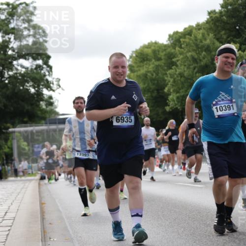29.06.2025 - hella hamburg halbmarathon Jannik Wohlers http://msf.ph/oto/8151018 29.06.2025 10:14:27 Lombardsbrücke 1071, 1379, 1575, 2046, 2140, 2601, 2690, 3025, 3454, 3507, 3509, 3691, 4641, 5191, 5608, 5800, 5981, 6181, 6248, 6935, 7195, 7439, 8055, 8239, 8522, 8563, 8755, 8854, 9173, 9556, 9663, 9709, 9911, 10391, 10717, 10963, 11611, 11643, 13212, 13366, 13386, 13393, 13673, 13674, 14015, 14195, 14452, 14497, 14999, 15048, 15700, 16208, 16776, 17296, 17453, 17708, 17847, 18015, 18176 meine-sportfotos.de
