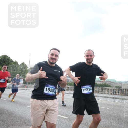 29.06.2025 - hella hamburg halbmarathon Jannik Wohlers http://msf.ph/oto/8151026 29.06.2025 10:31:39 Lombardsbrücke 1311, 2349, 2384, 2672, 2943, 3221, 3239, 3358, 3751, 3752, 3822, 4314, 4605, 4877, 4924, 5156, 5496, 5601, 5658, 5743, 6218, 6252, 6718, 6727, 7135, 7239, 7295, 7344, 7535, 7570, 7695, 7789, 7816, 7898, 8538, 11168, 11462, 12136, 12319, 12663, 12755, 13026, 14029, 14191, 14536, 14599, 15471, 16200, 17118, 17342, 17958, 18283, 18369, 18428, 18838, 18931 meine-sportfotos.de